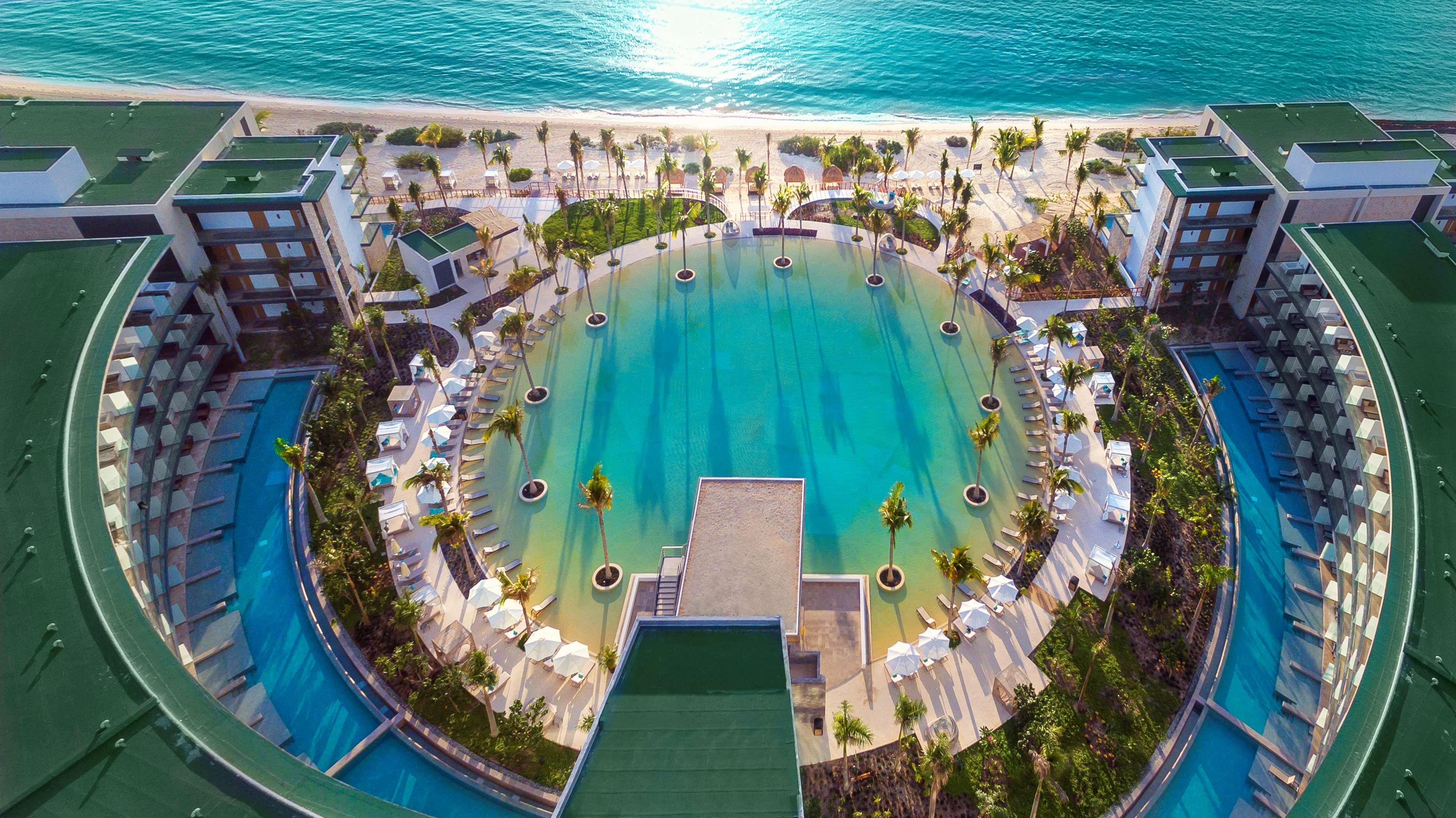 Haven Riviera Cancun (Adults Only) Alfredo V. Bonfil Bagian luar foto Aerial view of the pool at the Atlantis Paradise Island