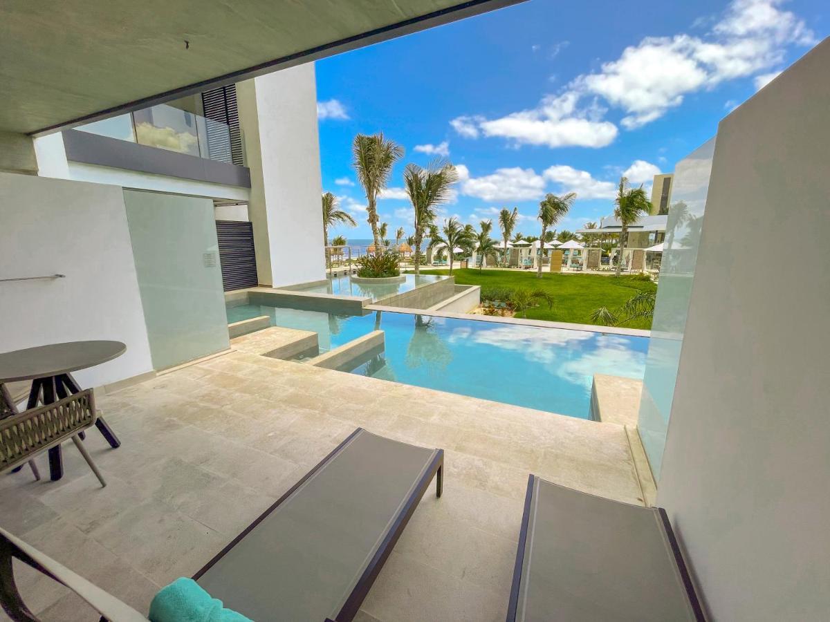 Haven Riviera Cancun (Adults Only) Alfredo V. Bonfil Bagian luar foto A swim-out room at the Grand Palladium Costa Mujeres Resort & Spa