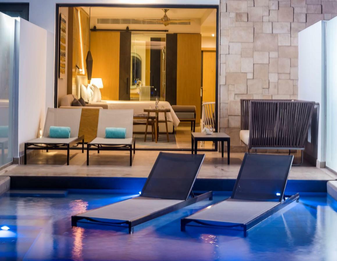 Haven Riviera Cancun (Adults Only) Alfredo V. Bonfil Bagian luar foto A pool villa at the hotel