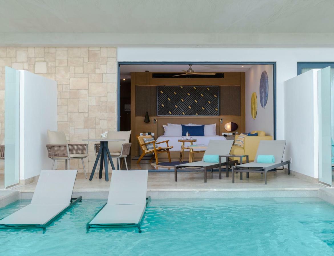 Haven Riviera Cancun (Adults Only) Alfredo V. Bonfil Bagian luar foto A swim-up room at the Hard Rock Hotel